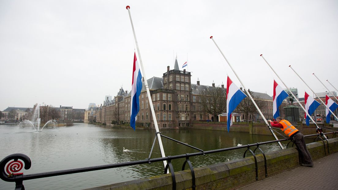 Alle vlaggen hangen halfstok langs de Hofvijver in Den Haag 