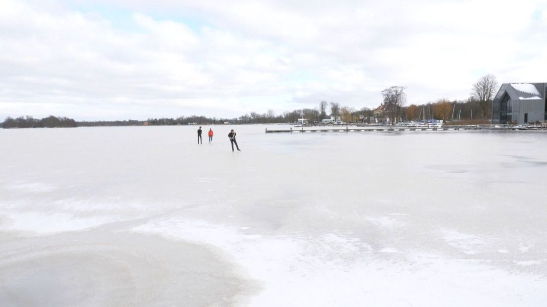 Schaatsers op het Paterswoldsemeer, dinsdagmiddag