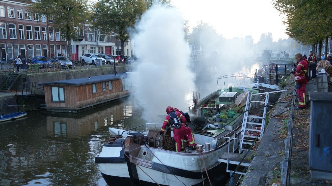 De brandweer op het schip in de Lopende Diep in Stad