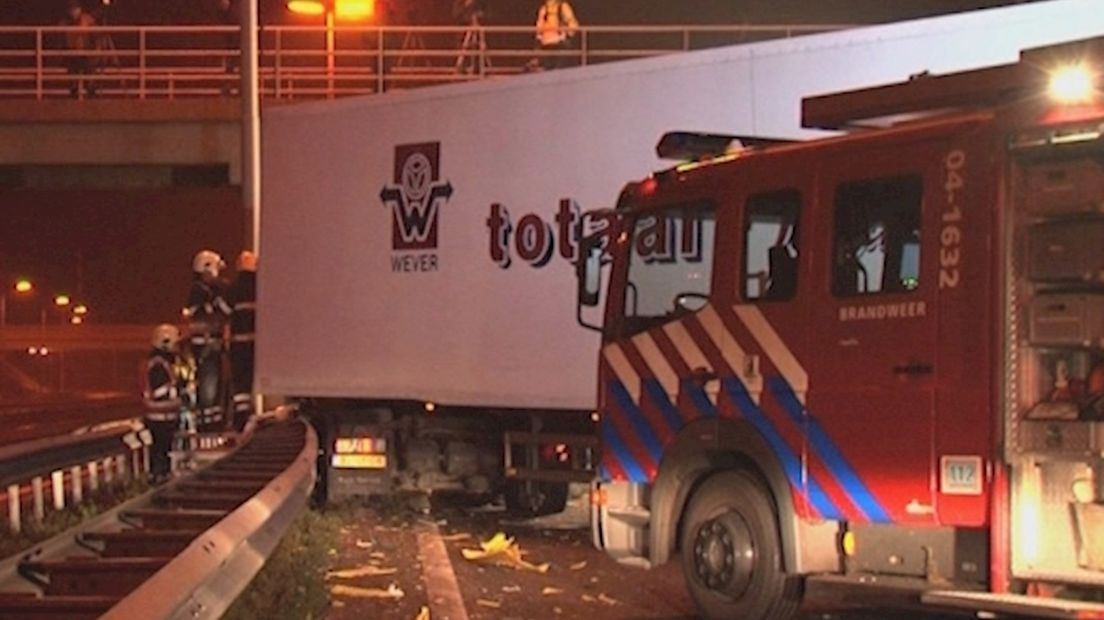 Chauffeur botst op pijlwagen A28