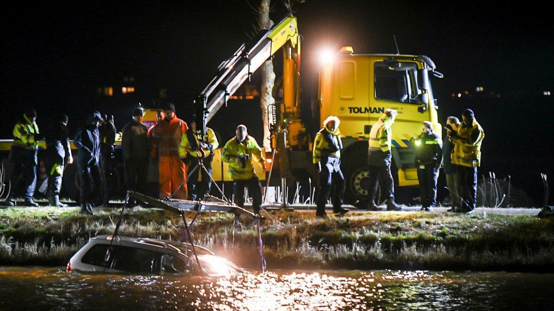 De gevonden Peugeot wordt uit het Van Starkenborghkanaal getakeld