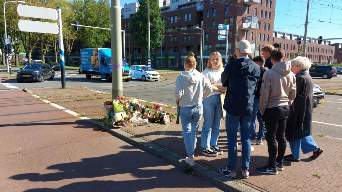 Bloemen voor overleden scooterrijdster (19) op Oude Haagweg
