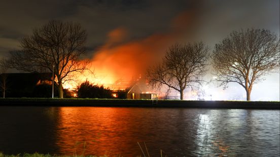 112-nieuws | Grote brand bij agrarisch bedrijf - Bestelbus eindigt ondersteboven na botsing. 112-nieuws | Grote brand bij agrarisch bedrijf - Bestelbus eindigt ondersteboven na botsing.