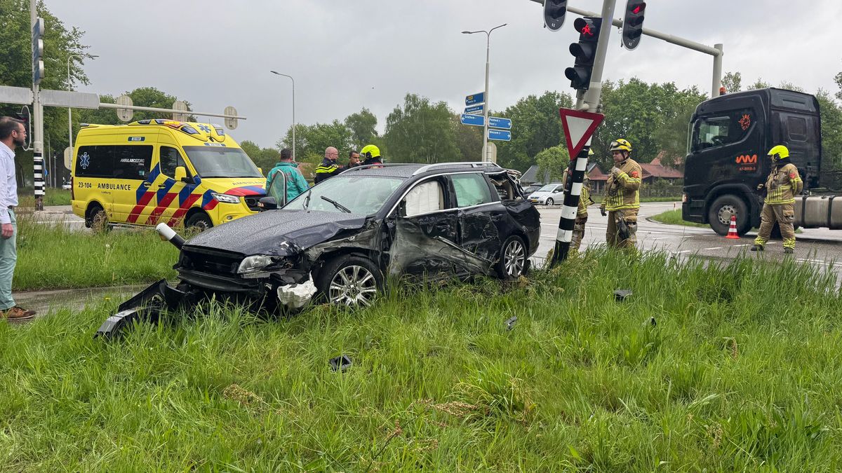 Automobiliste gewond bij aanrijding met vrachtwagen