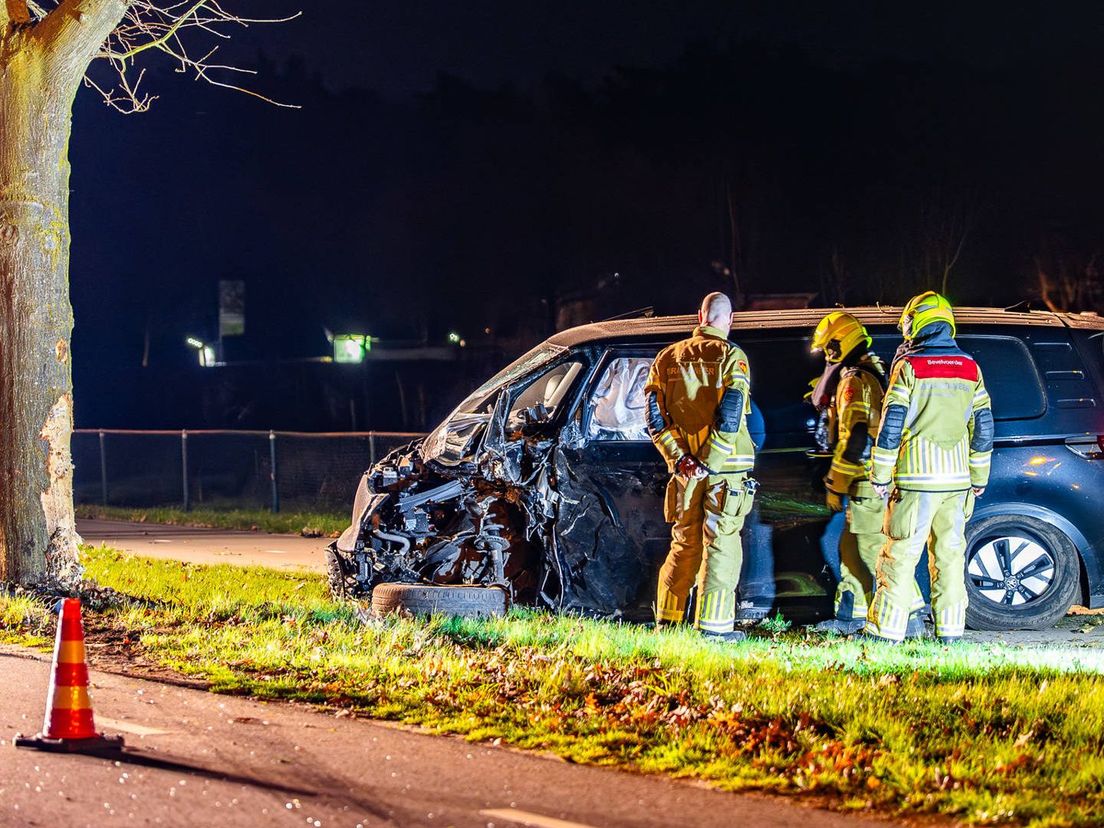 De brandweer controleerde het busje.