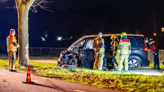 Automobilist richt ravage aan en neemt daarna de benen