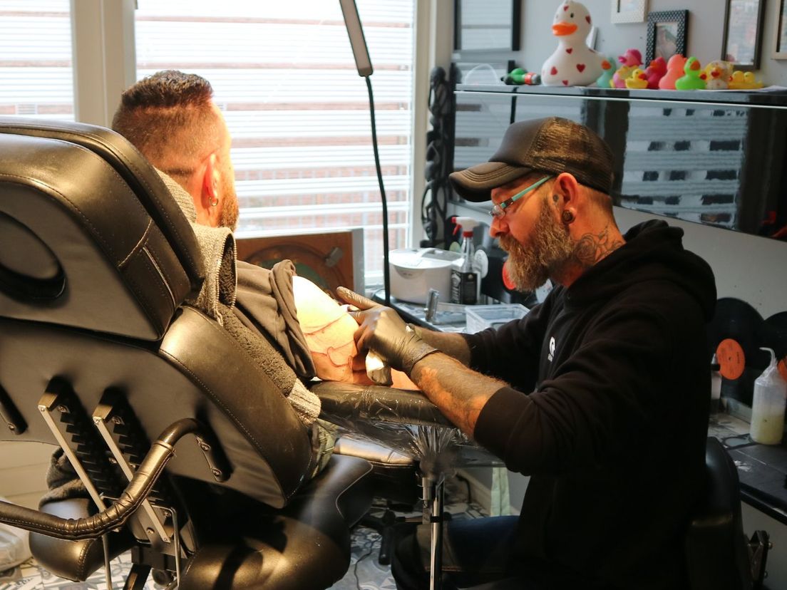 Ydo aan het werk in zijn shop 71 ink tattoo