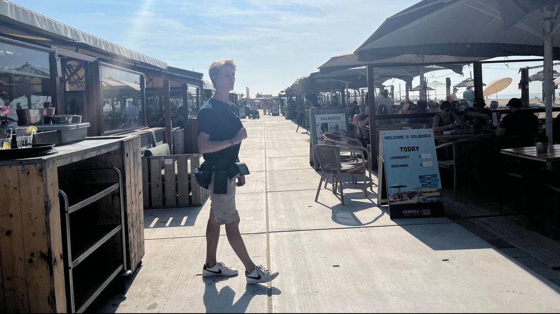 De bediening bij Sol Beach houdt het hoofd koel