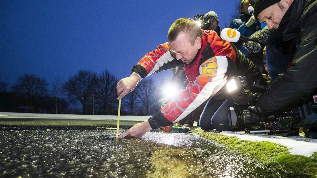 De ijsdikte wordt gemeten in Haaksbergen