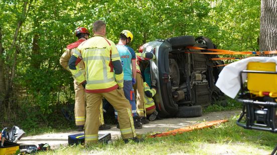 Auto gekanteld bij ongeval, bestuurder raakt bekneld