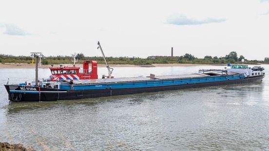 Schip in nood: lek gedicht na aanvaring met steen bij Waalbrug