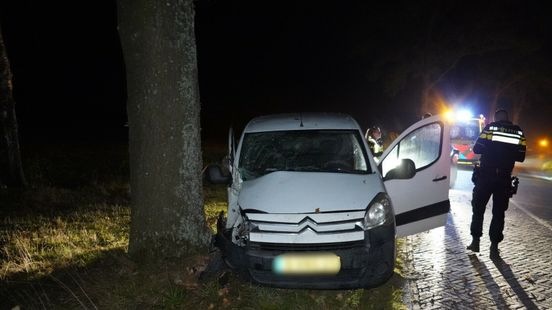 Bestuurder gewond bij botsing tegen boom in Anderen. Bestuurder gewond bij botsing tegen boom in Anderen.