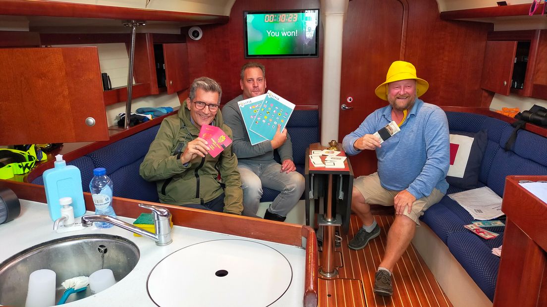 escapeboot binnenkant met ambtenaren