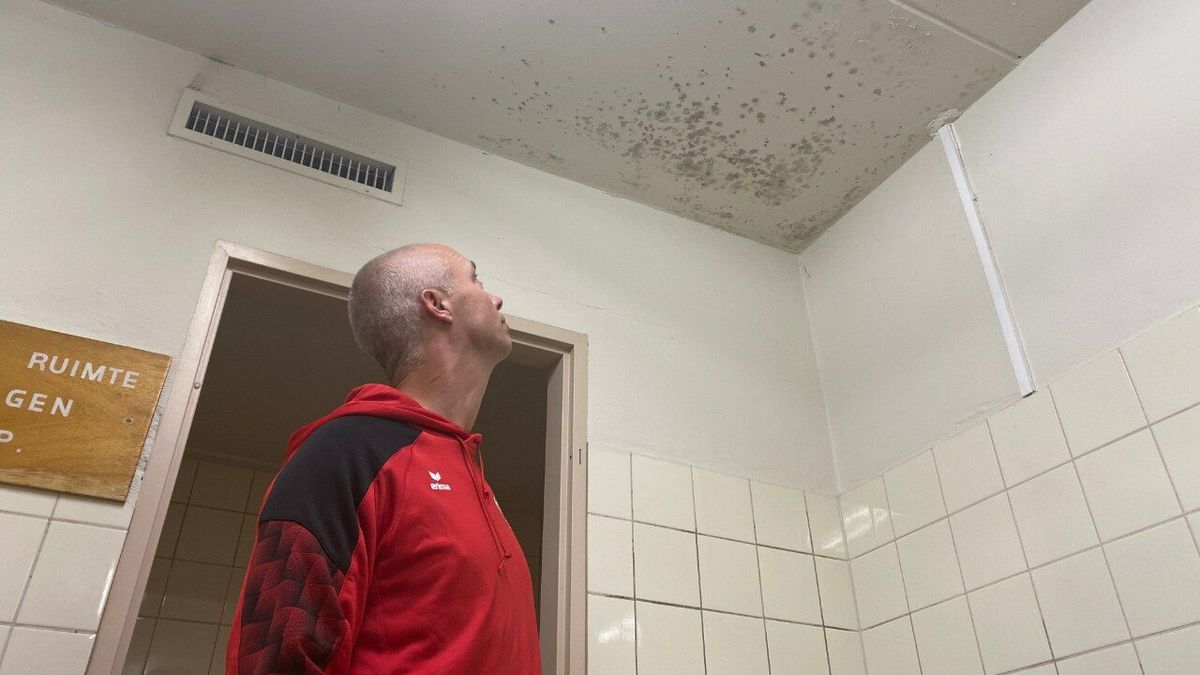 Beschimmelde kleedkamers en andere manco's van sporthal Coevorden worden aangepakt