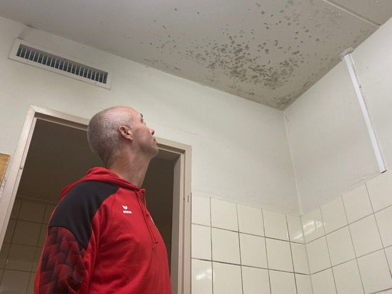 Beschimmelde kleedkamers en andere manco's van sporthal Coevorden worden aangepakt