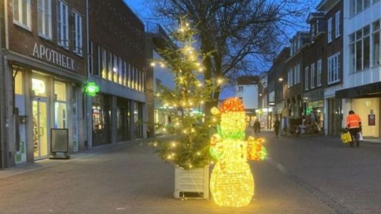 Grote sneeuwpop uit centrum gestolen, wethouder boos