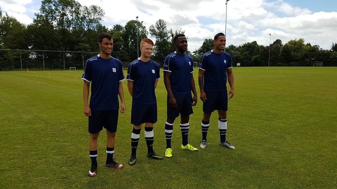 De nieuwelingen van Hoek met vlnr: Leonardo, Douwe Zeegers, Armand Doka en Josimar Pattinama