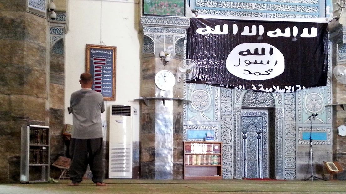 Een IS-vlag in een moskee in Mosoel, Irak (2014)