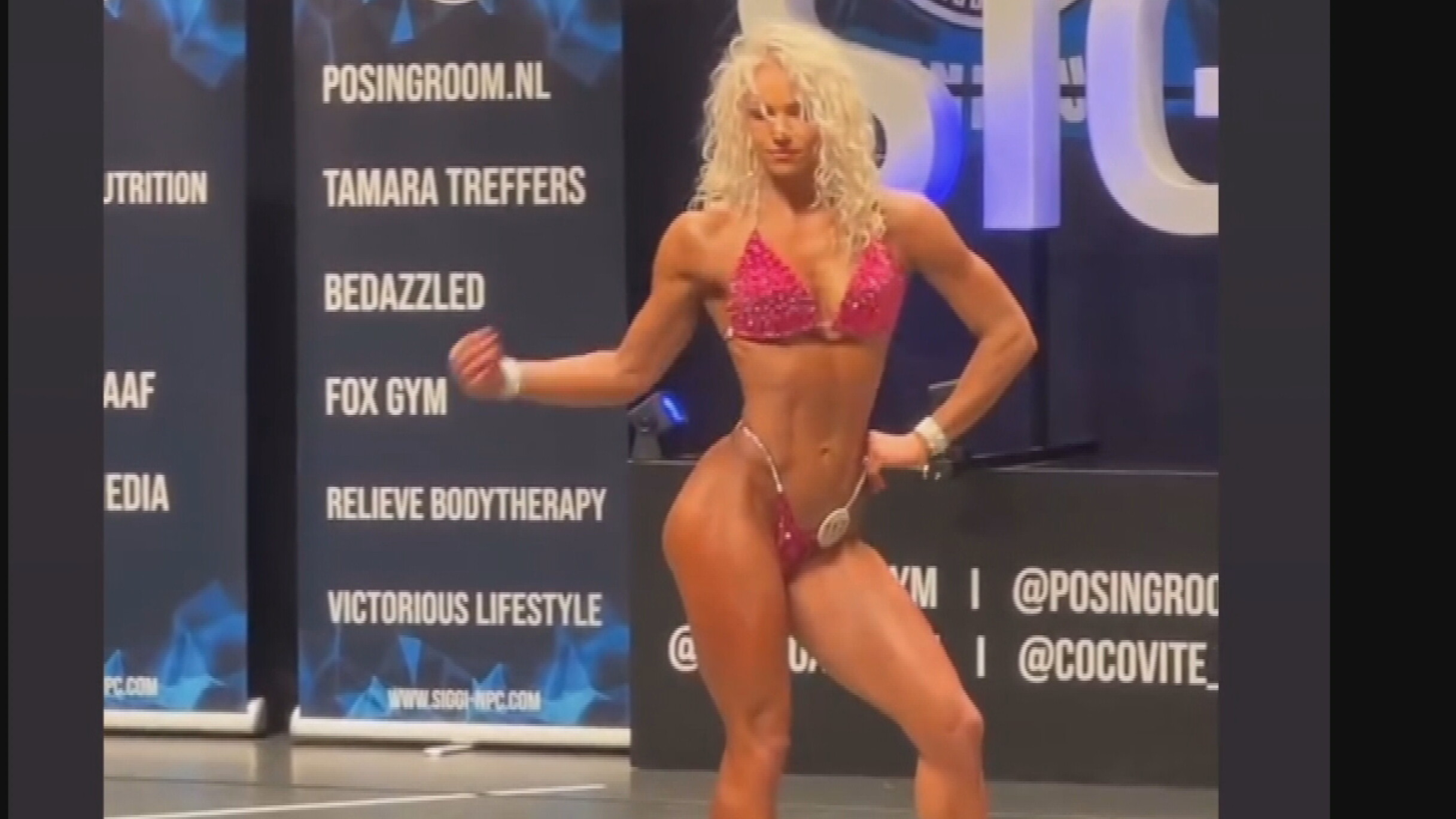Liza showt in bikini haar spieren voor een wedstrijd