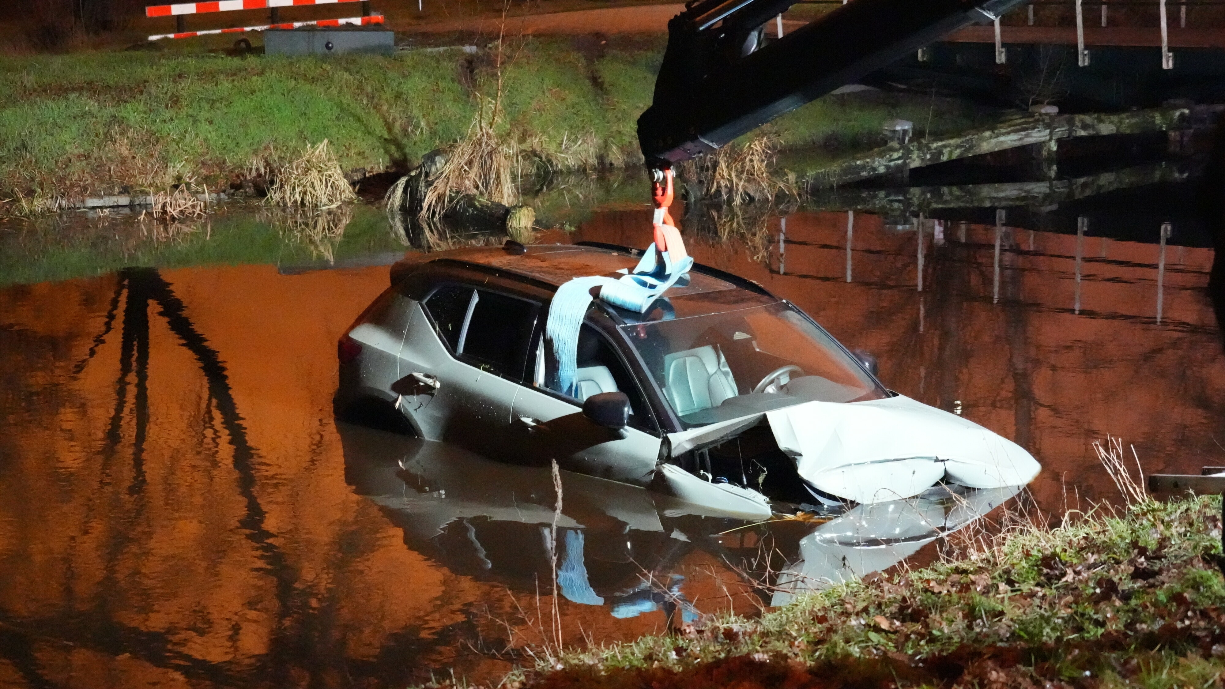 Auto rijdt het Dommerskanaal in, bestuurder aangehouden
