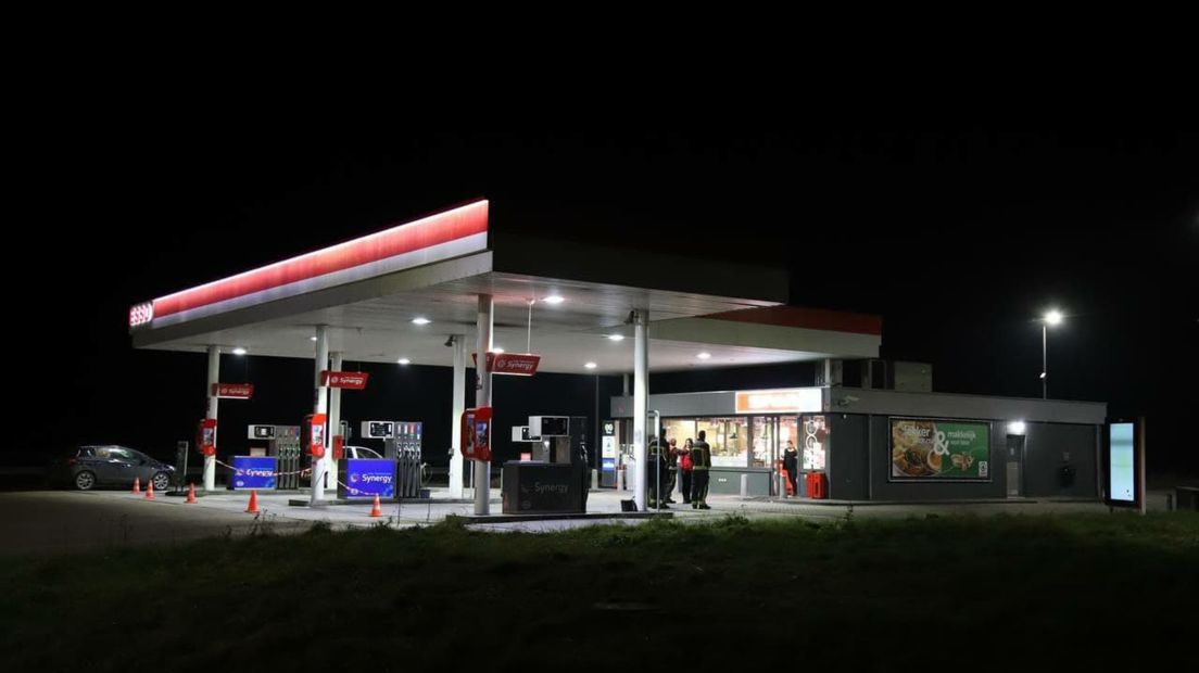 Brandweerlieden bij tankstation Dikke Linde