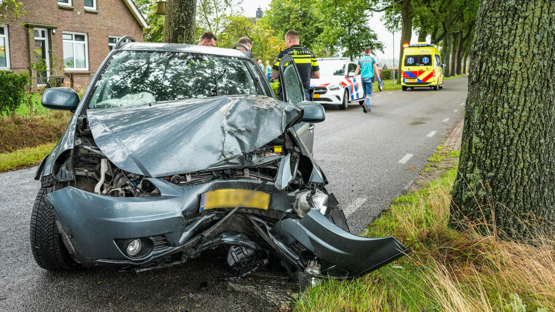Automobilist gewond door botsing tegen boom in Zweeloo.