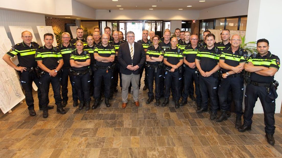 Burgemeester Bruls van Nijmegen was de eerste die trots met wijkagenten poseerde