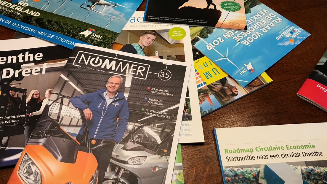 een paar voorbeelden van de kijk-ons-eens-goed-bezig-zijn magazines die de statenleden ontvangen.