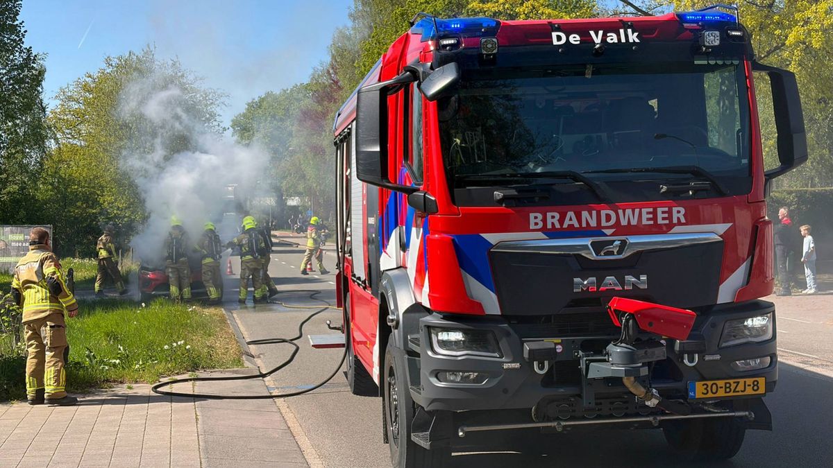 Rijdende auto vat vlam, bestuurder moet de wagen snel parkeren