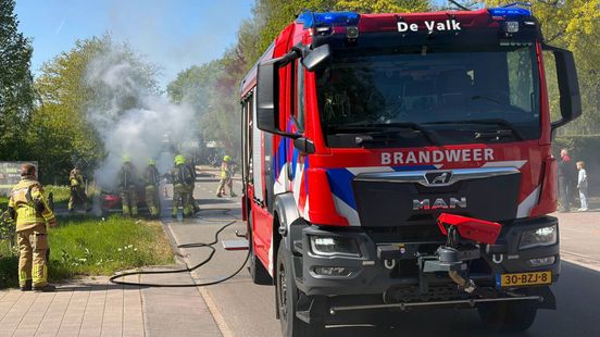 Rijdende auto vat vlam, bestuurder moet de wagen snel parkeren
