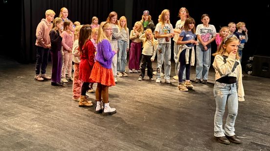 Nieuw theaterleven in Rensenpark: 'Je speelt een ander, maar bent toch jezelf' Nieuw theaterleven in Rensenpark: 'Je speelt een ander, maar bent toch jezelf'