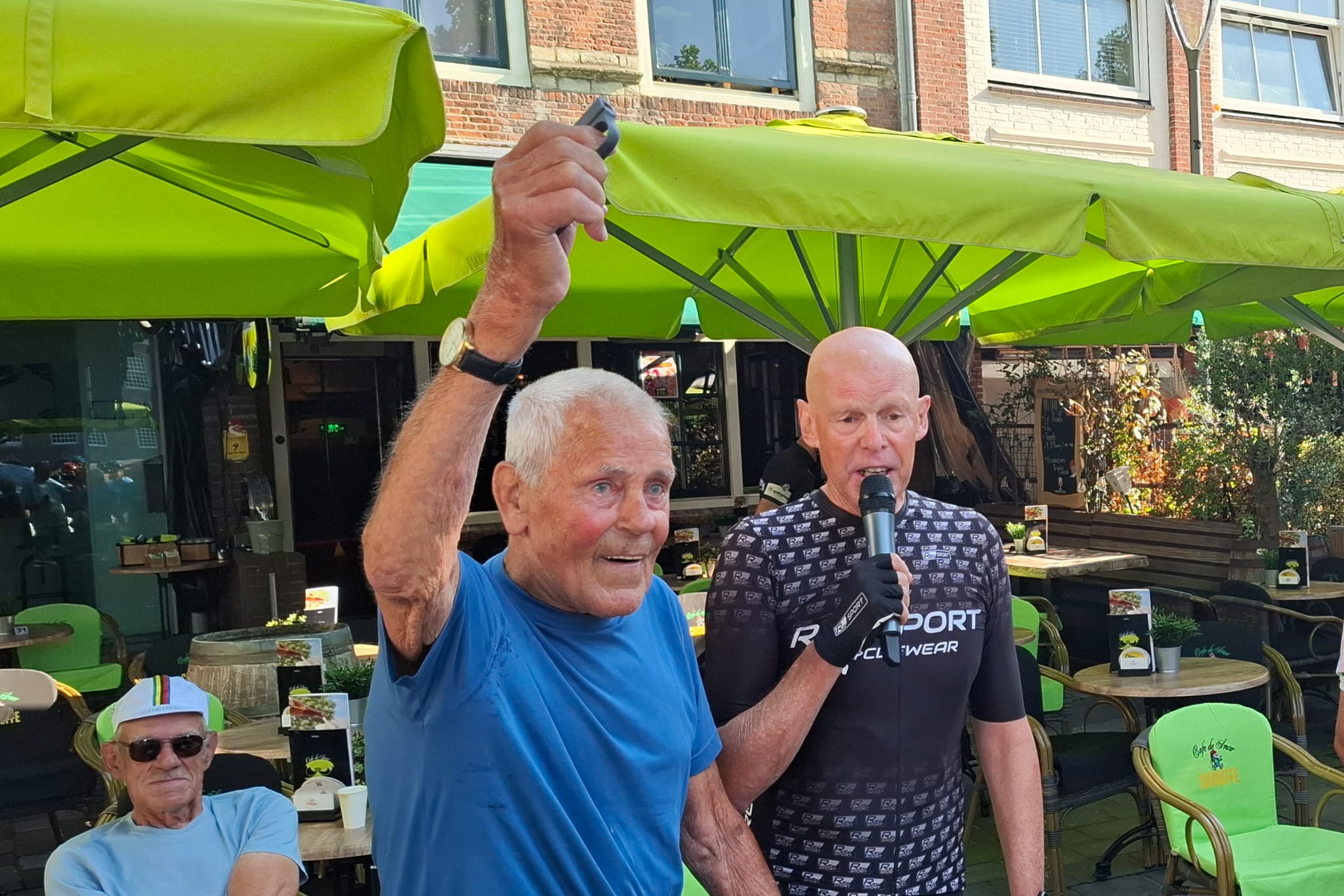 De Roo inspireert nog velen; wielerheld lost startschot bij eigen toertocht