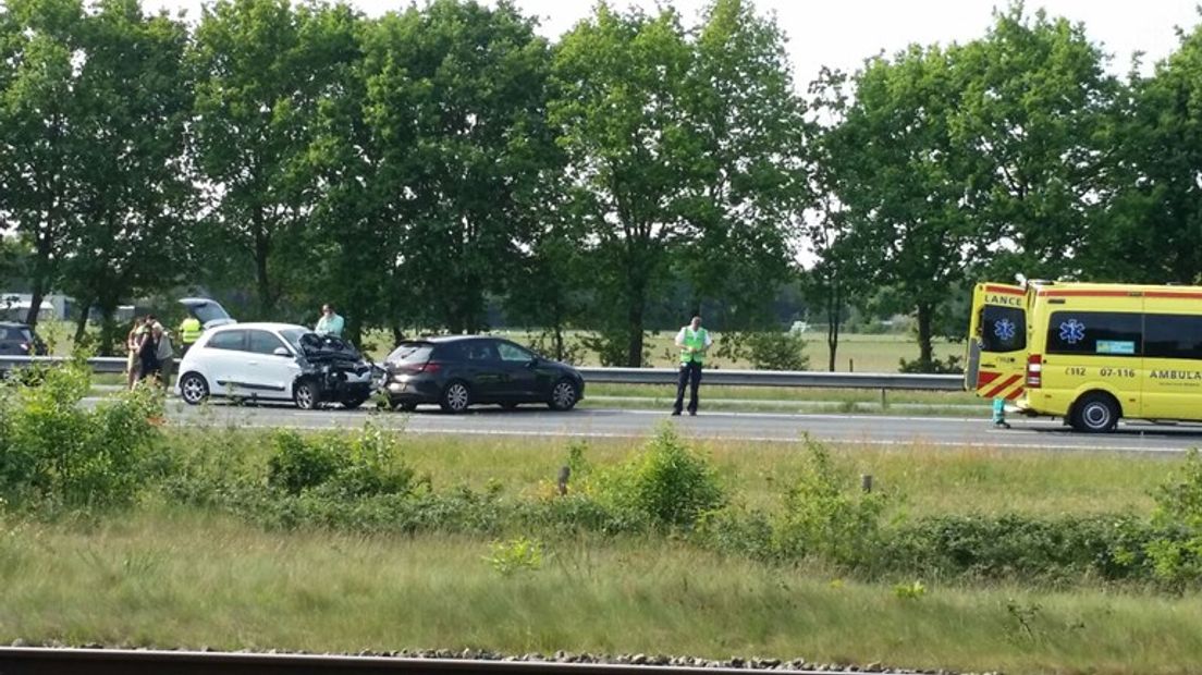 Op de A1 en de A28 zijn files ontstaan door ongelukken. Op de A28 moest het verkeer over de vluchtstrook na een ongeval bij Nijkerk. Dat was eerder ook het geval bij Stroe. Daar stond veertien kilometer file in de richting van Apeldoorn.