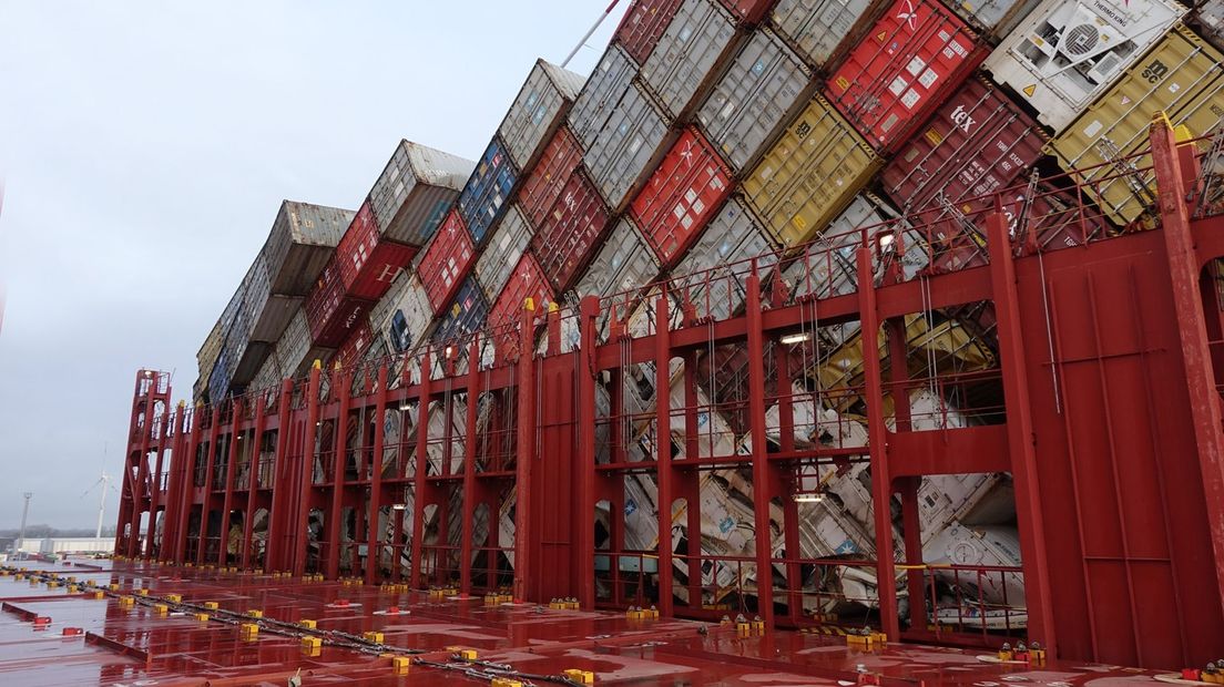 Omgevallen containers aan boord van de MSC Zoe in Bremerhaven