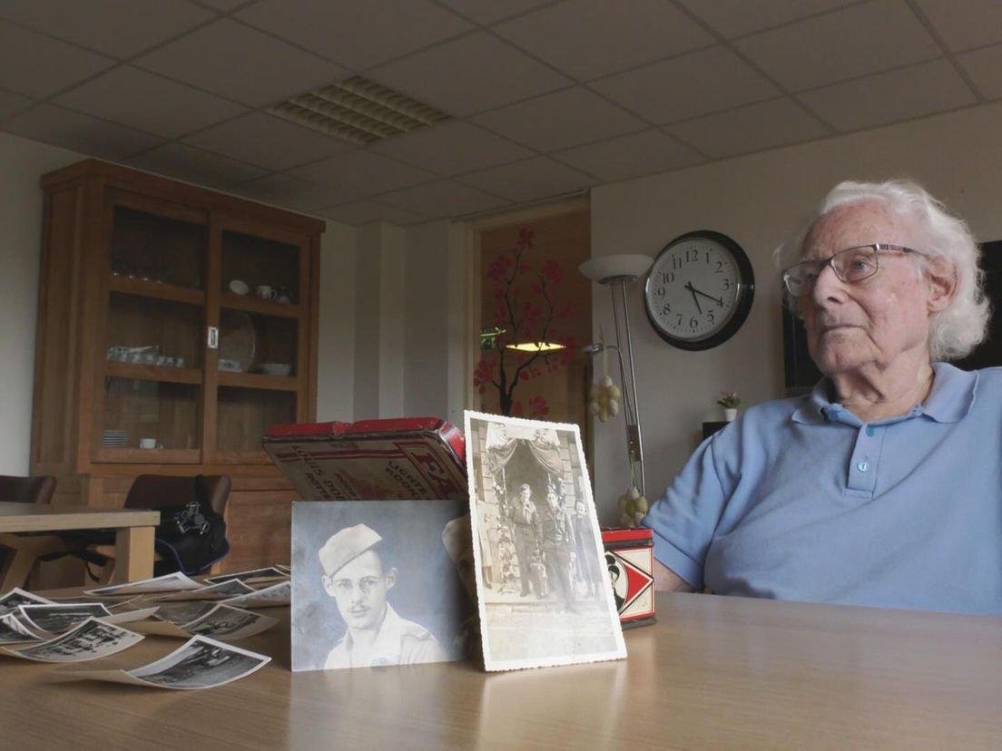 Jan Hoek met op de voorgrond foto's uit zijn jeugd.