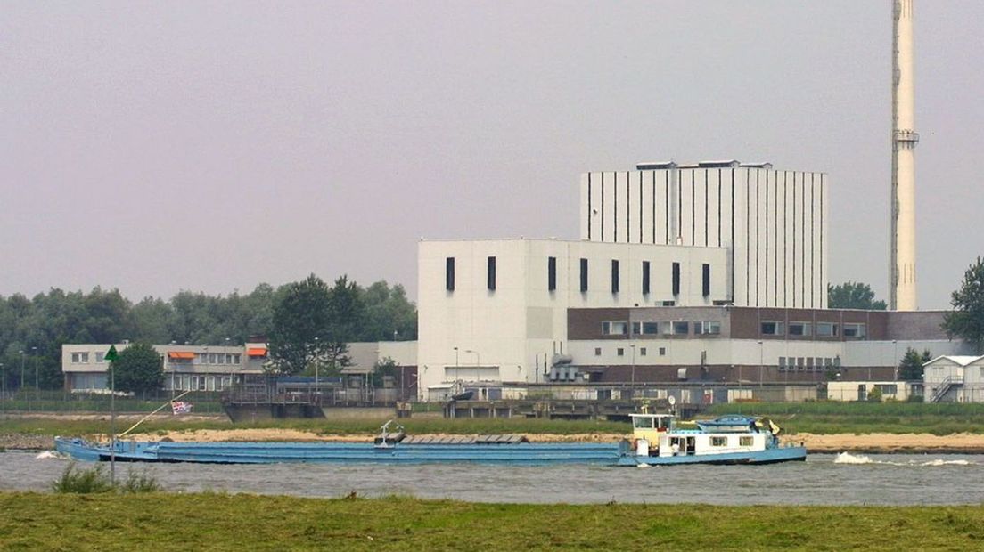 De oude kerncentrale van Dodewaard staat op de oevers van de Waal.