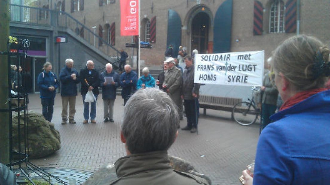 Een kleine groep mensen is dinsdagmiddag bijeengekomen op het pleintje bij de Marikenstraat in Nijmegen.