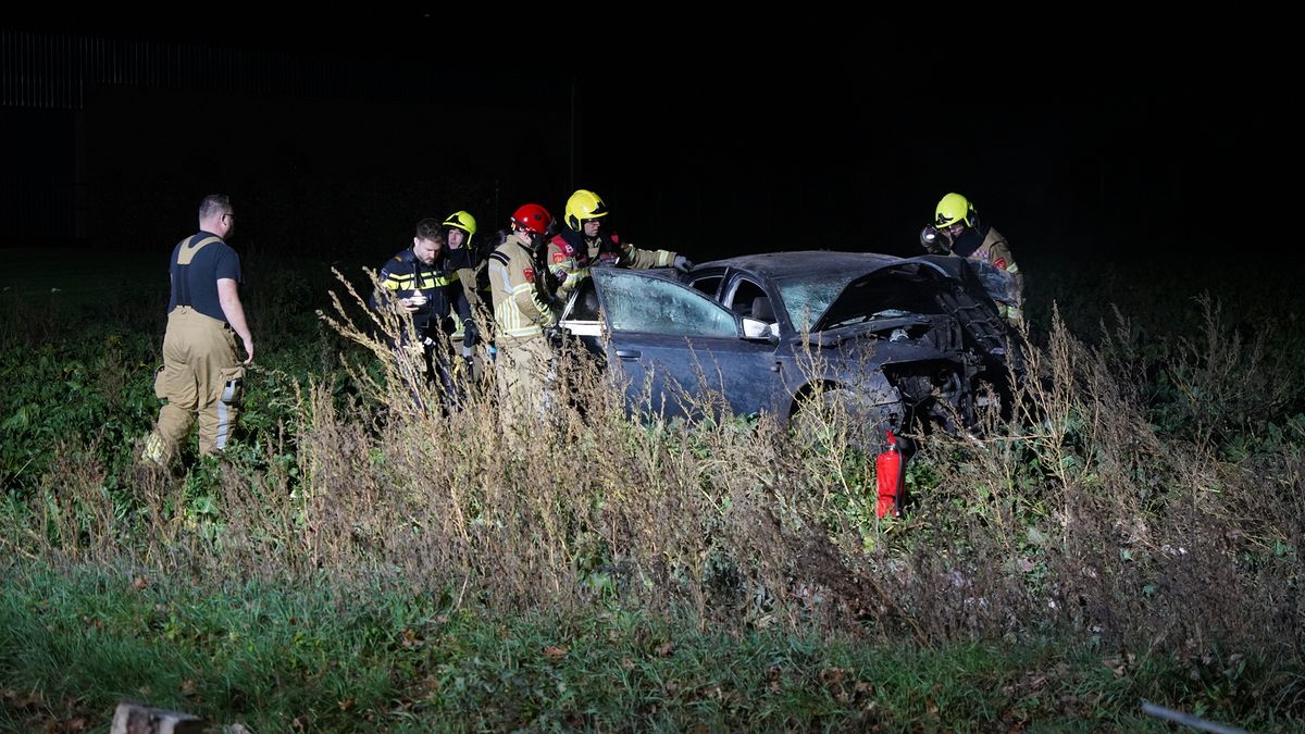 Automobilist zwaargewond na botsing tegen kapelletje in Leunen