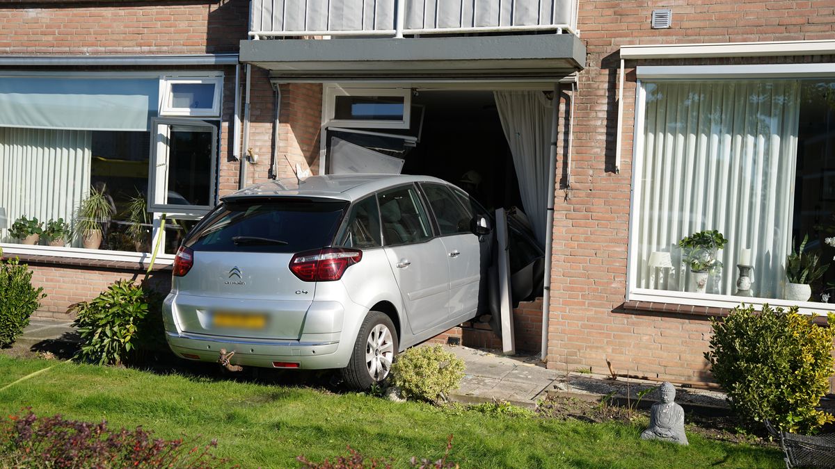 Auto rijdt woning binnen in IJsselmuiden