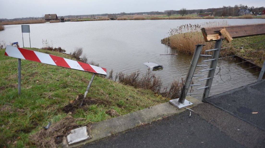 De auto ligt in het water