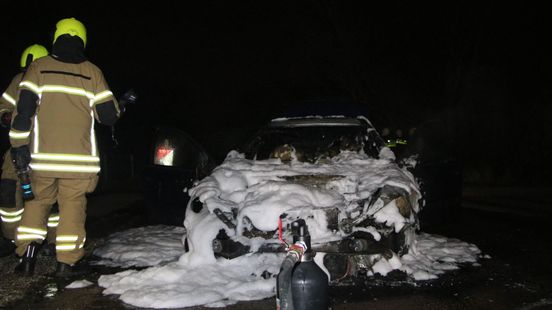 Auto van vermeende inbrekers vat vlam na botsing met politiewagen. Auto van vermeende inbrekers vat vlam na botsing met politiewagen.