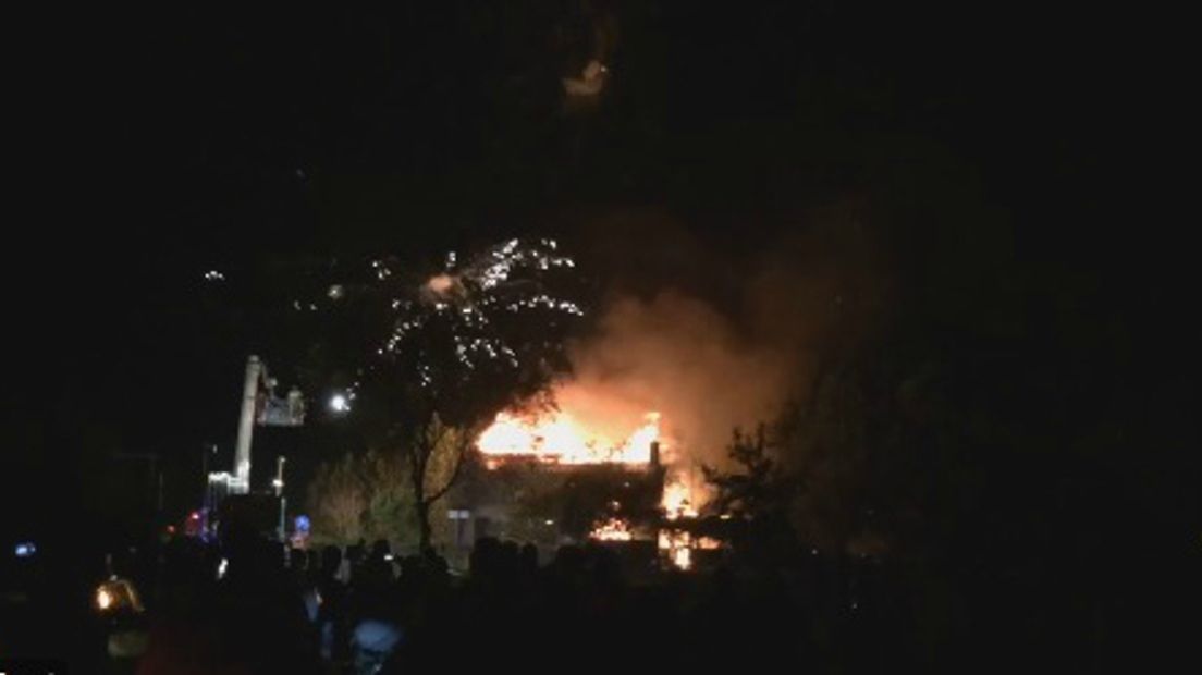 Een huis aan de Oude Voskuilersteeg in Wezep is door brand volledig verwoest. Er zijn drie gewonden gevallen. Boven het brandende pand was op een gegeven moment vuurwerk te zien, dat door de brand in het huis werd ontstoken.