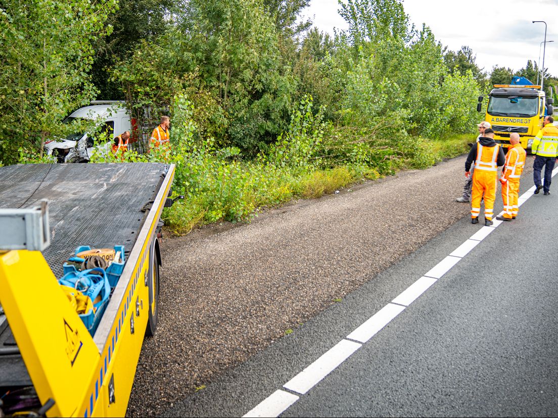 Het busje eindigde middenin de bosjes van de tussenberm