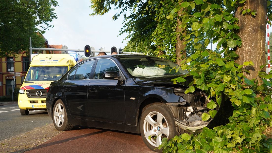 Auto kwam tegen een boom tot stilstand