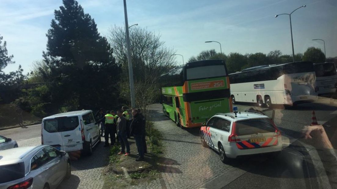 De Duitse politie houdt donderdagmiddag een grote grenscontrole bij de A12. Alle voertuigen worden daar gecontroleerd. Daardoor staan er nu files op de snelweg.