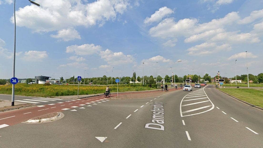 Het Damsterdiep, met links de Oostersluisweg