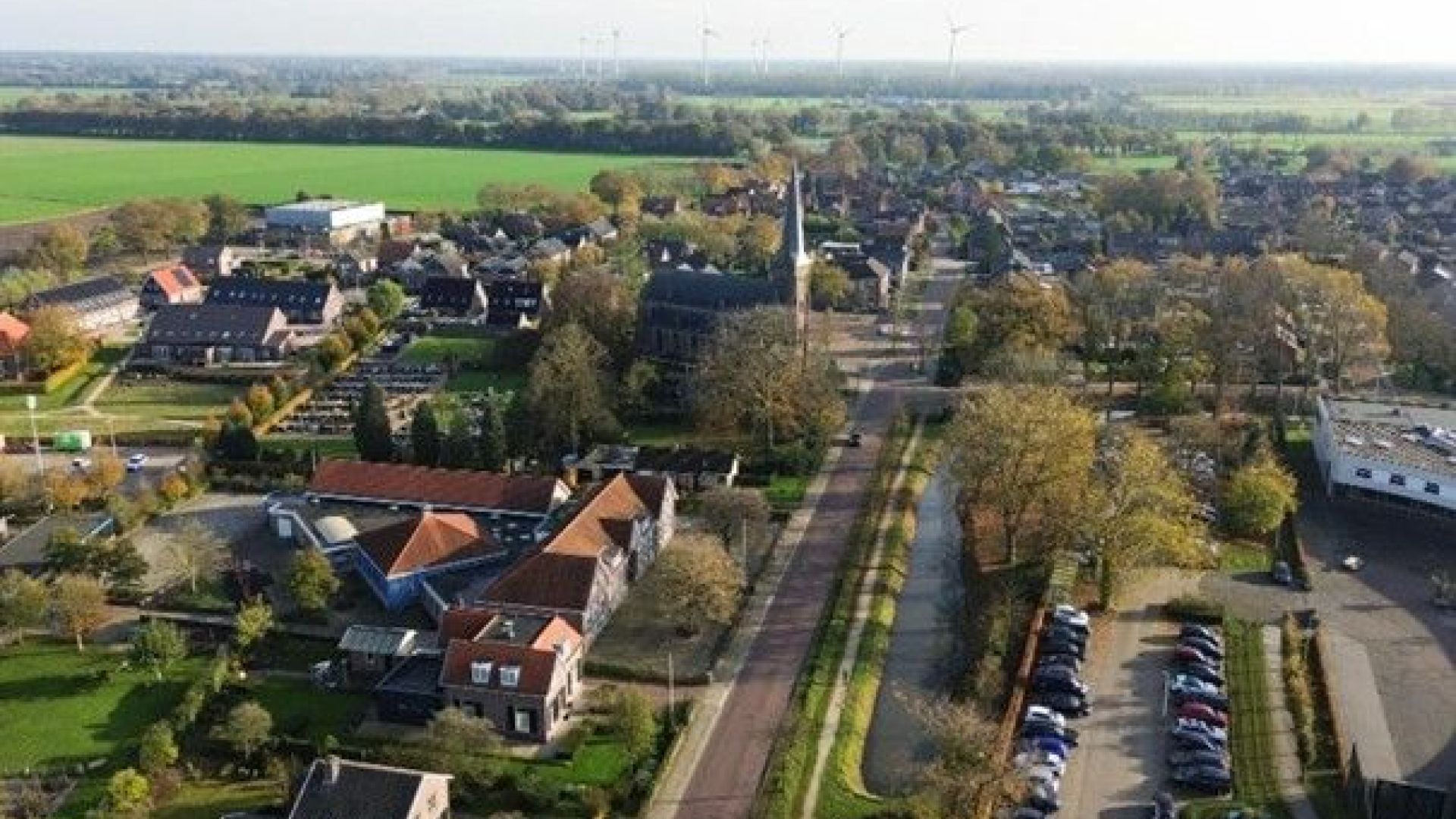 De Kerkstraat in Harreveld wordt gedurende deze proef eenrichtingsverkeer voor vracht- en landbouwverkeer.