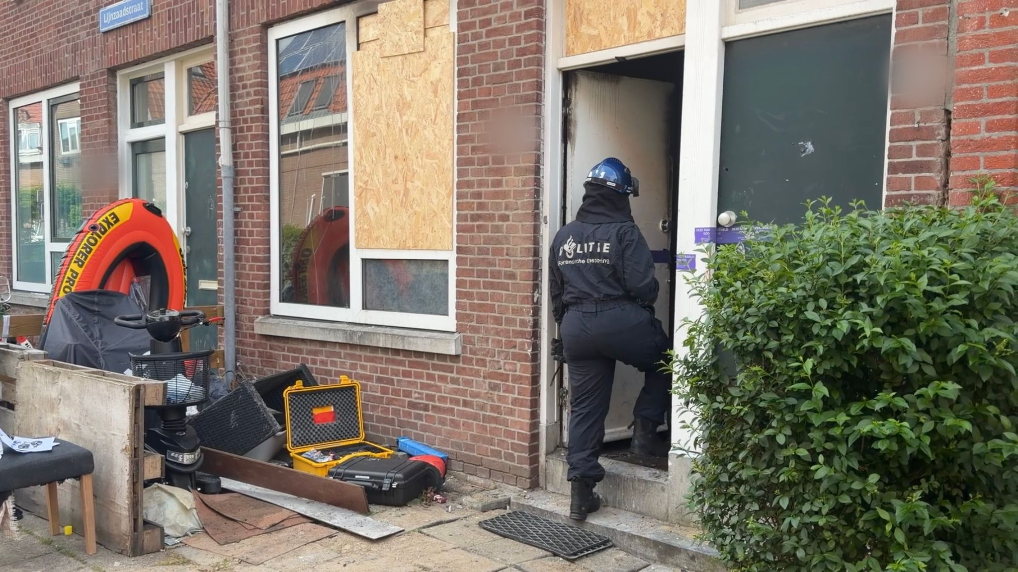 De politie doet onderzoek in de woning waar zondag een grote brand was.