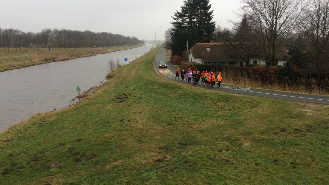 In Hoogeveen moesten de deelnemers eerst een rondje rondom zandwinning Nijstad hardlopen voordat ze het water in mochten. (Rechten: Serge Vinkenvleugel/RTV Drenthe)