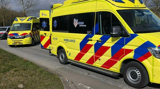 Fietser ernstig gewond bij botsing Nooitgedacht. Fietser ernstig gewond bij botsing Nooitgedacht.